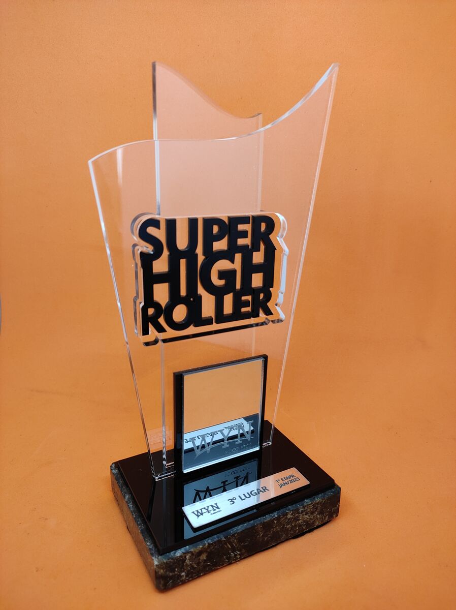 Troféu de acrílico com letras em relevo e base de mármore.
