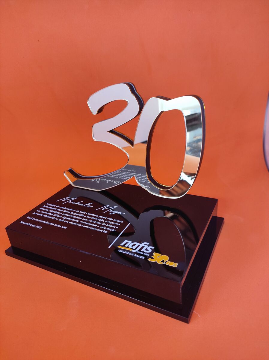 Troféu personalizado de acrílico com números espelhados e base gravada.