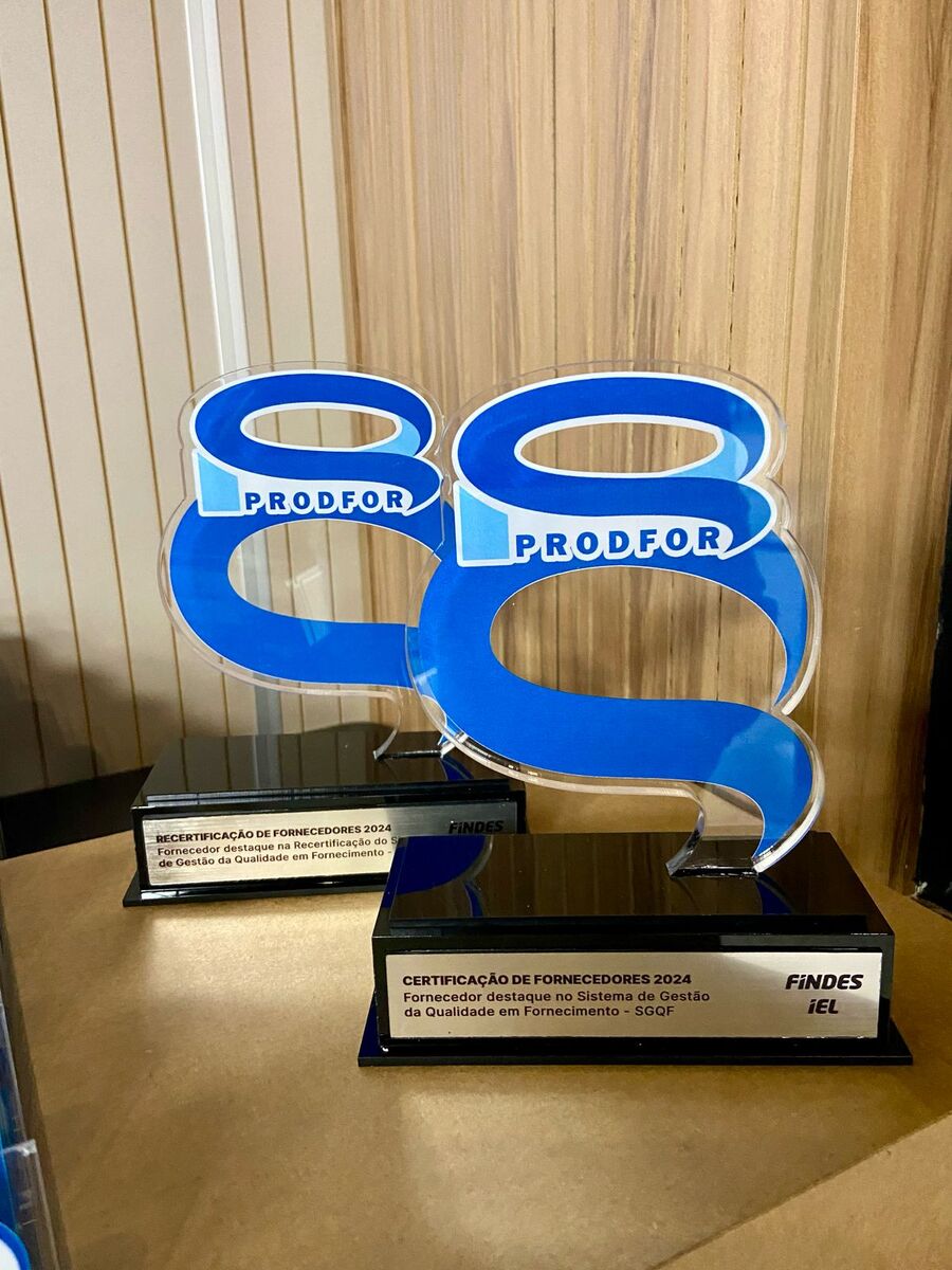 Duas premiações ou troféus com peças de acrílico cortadas a laser e placas gravadas.