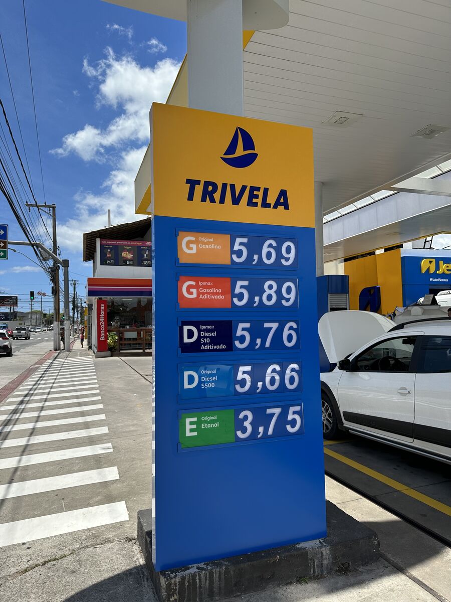 Totem luminoso de posto de gasolina com preços de combustíveis.