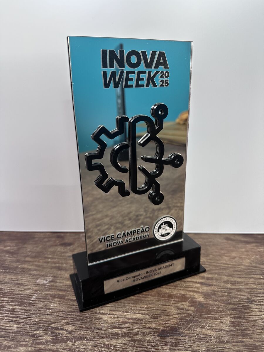Troféu personalizado em acrílico espelhado para o evento Inova Week 2025.