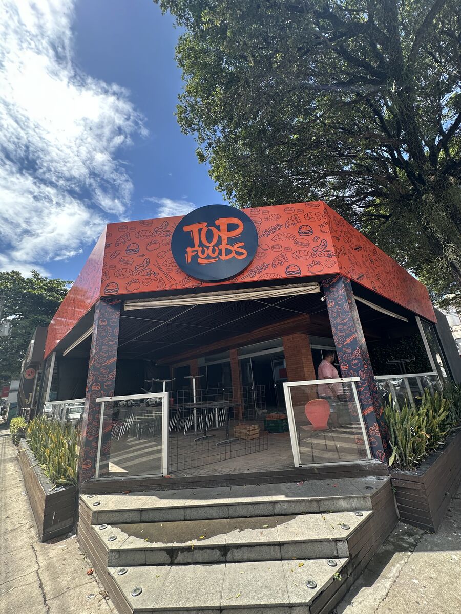 Fachada em ACM laranja entregue pela Dendê Comunicação Visual