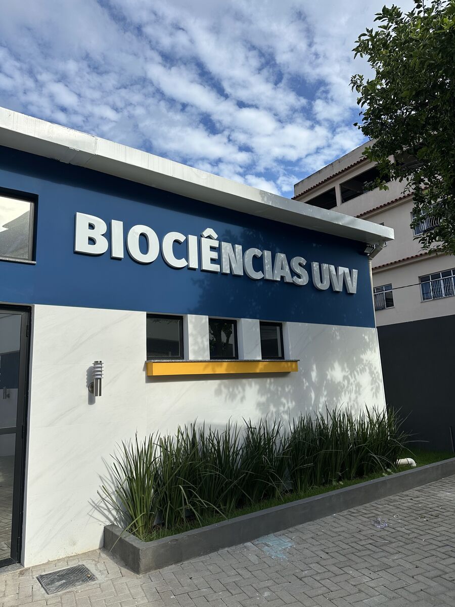 Letras caixa brancas em fachada azul do Instituto de Biociências da UVV.